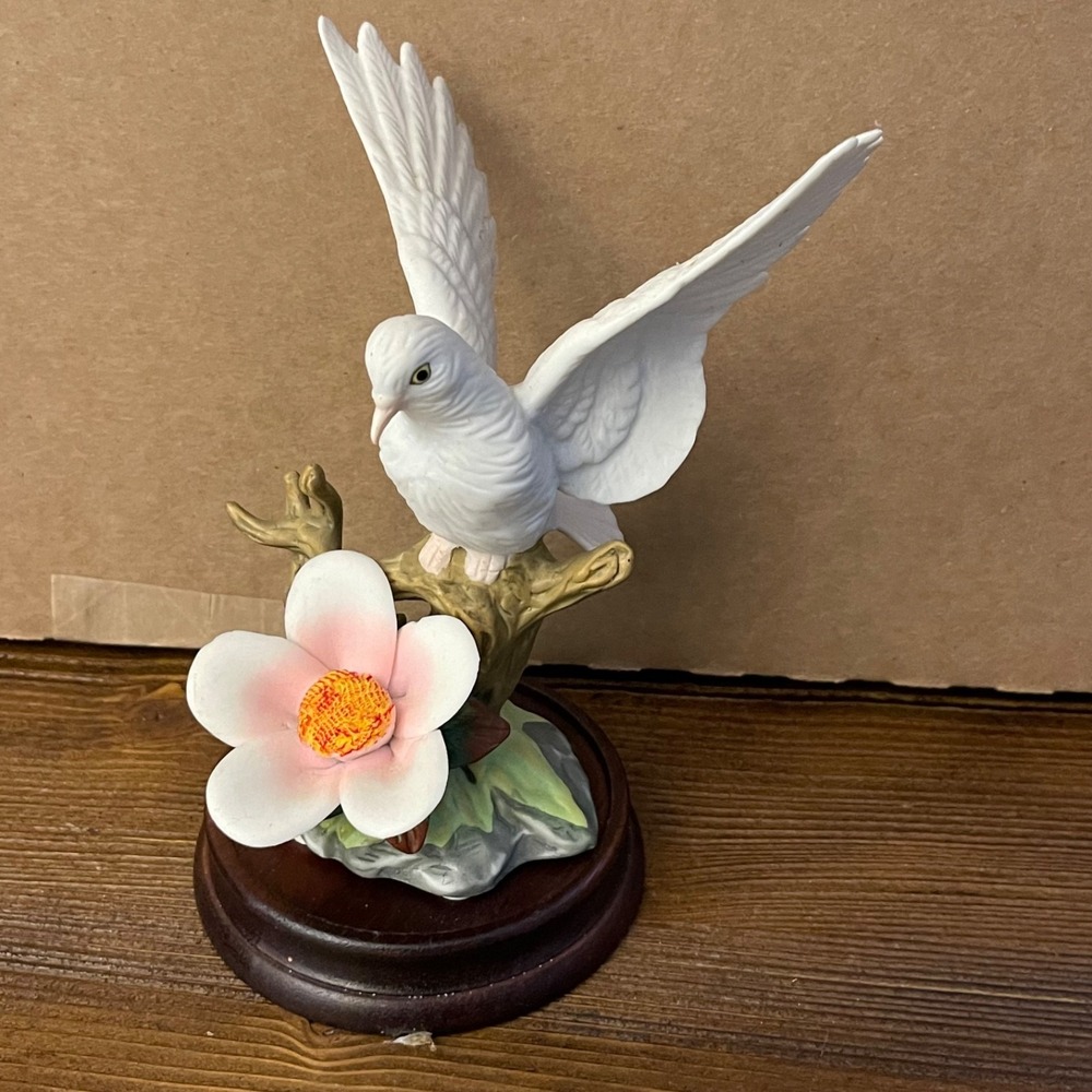 Vintage Wellington Collection White Dove Porcelain Figurine Wings Spread Base